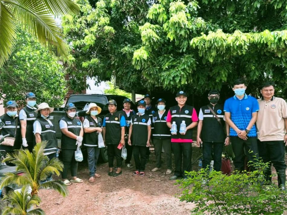 พ่นหมอกควันกำจัดยุงลาย หมู่8 ค่ายสว่างพัฒนา(2ภาพ)